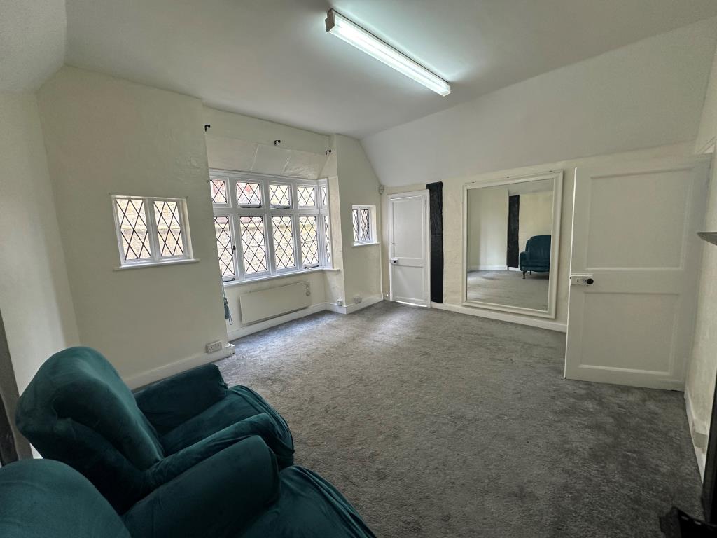 Lot: 51 - ATTRACTIVE PERIOD BUILDING IN TOWN CENTRE - Room to rear on first floor